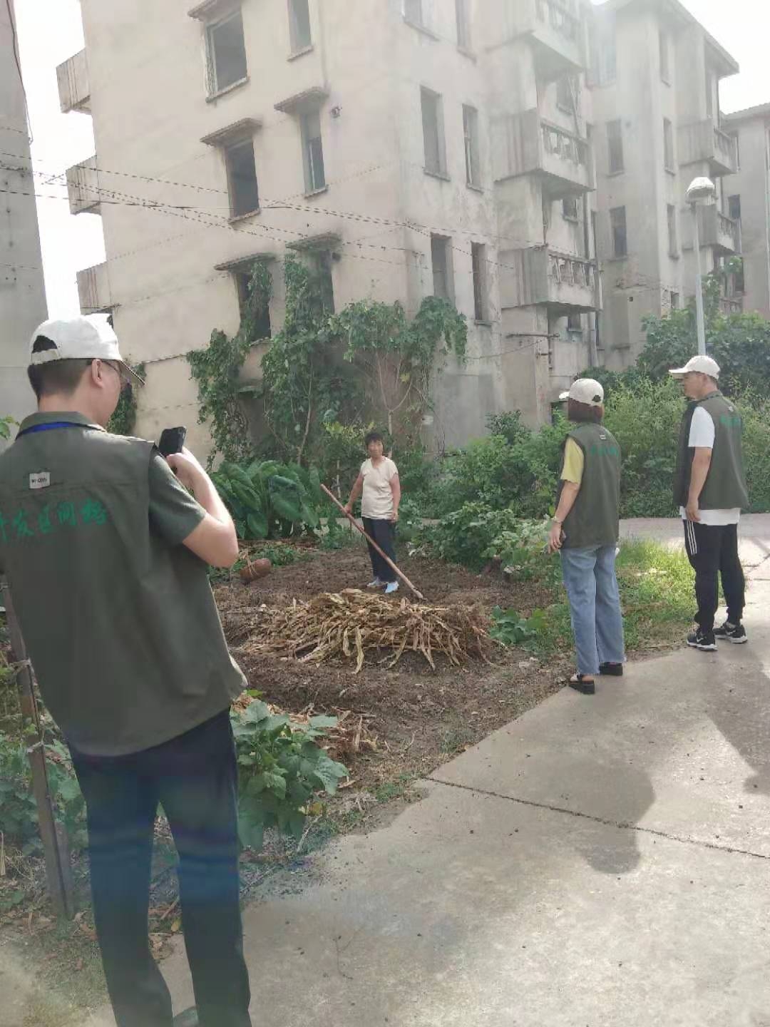 台风来临前挨家挨户走访提醒