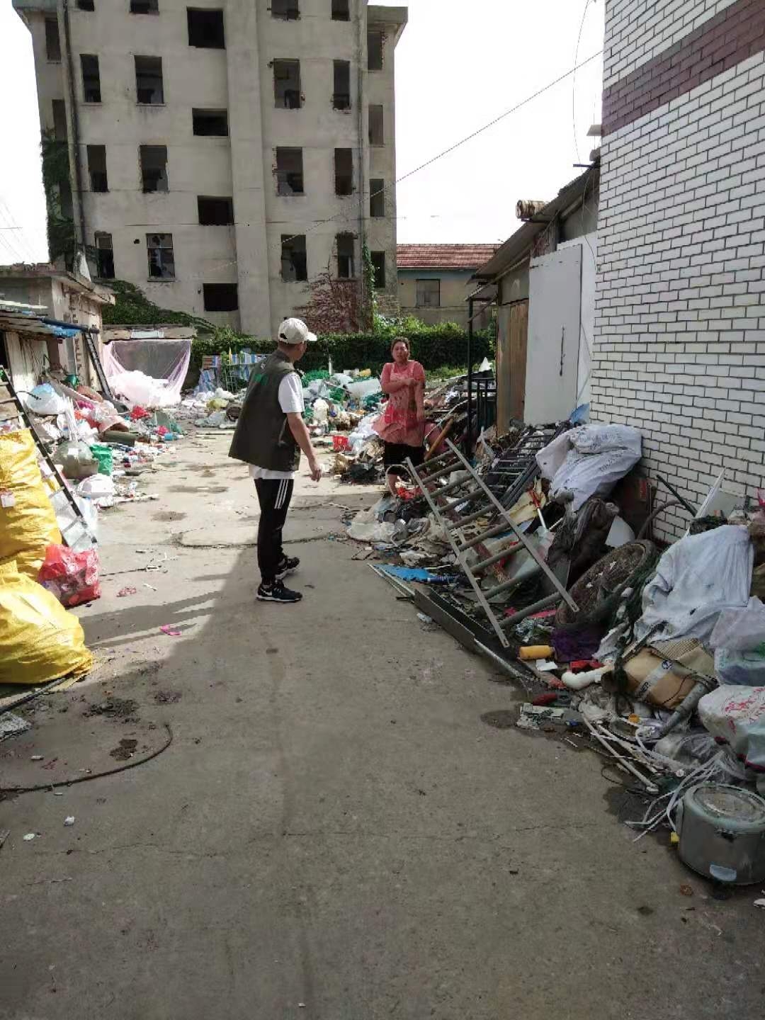 台风来临前挨家挨户走访提醒