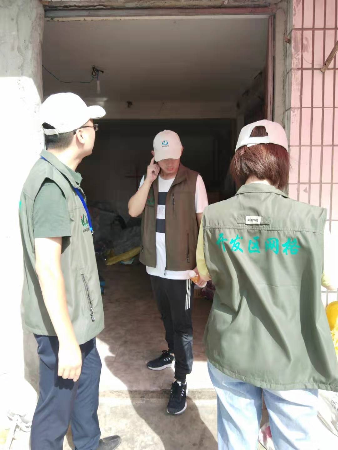 台风来临前挨家挨户走访提醒