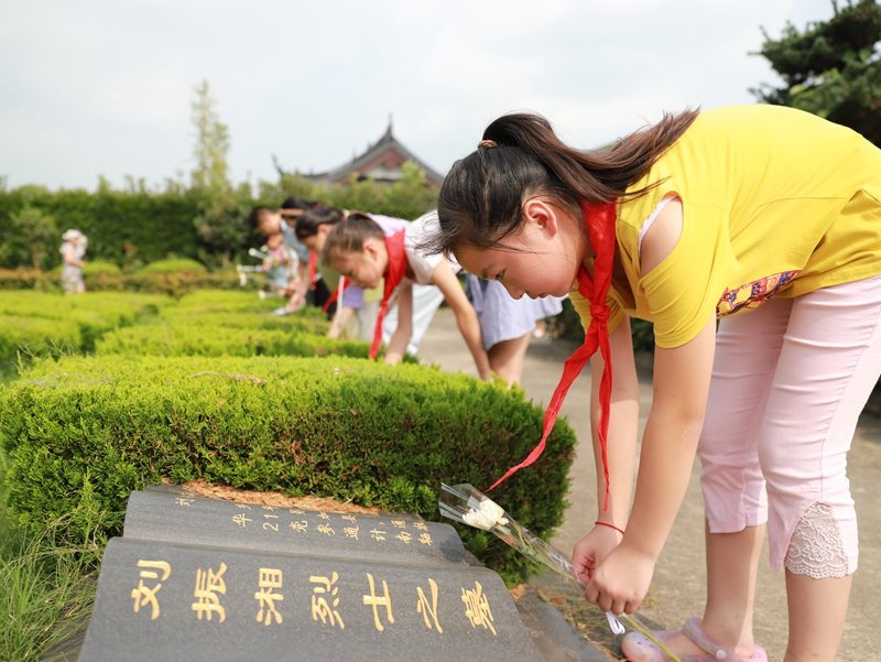 向烈士墓敬献鲜花