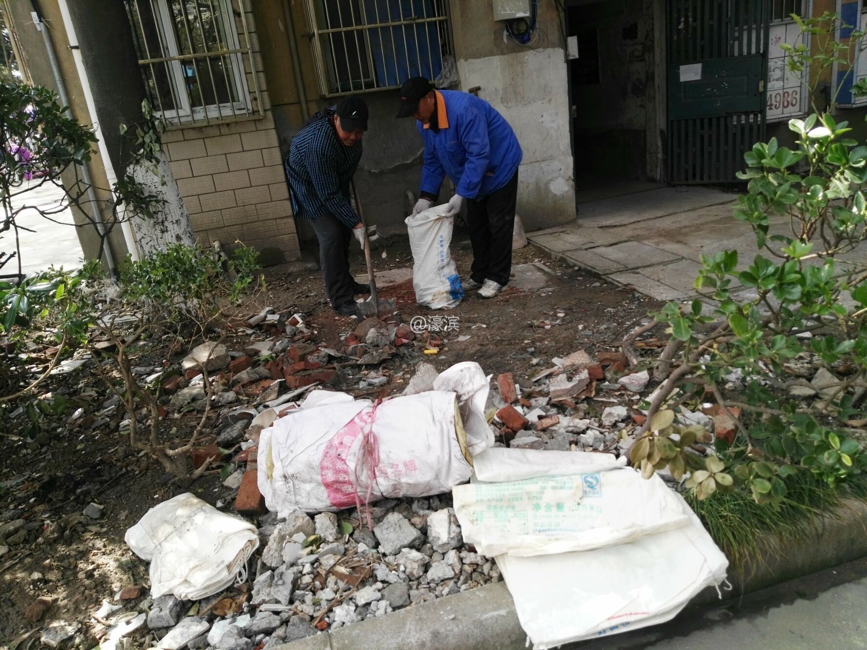 清理小区乱堆放 改善小区居住环境1.jpg