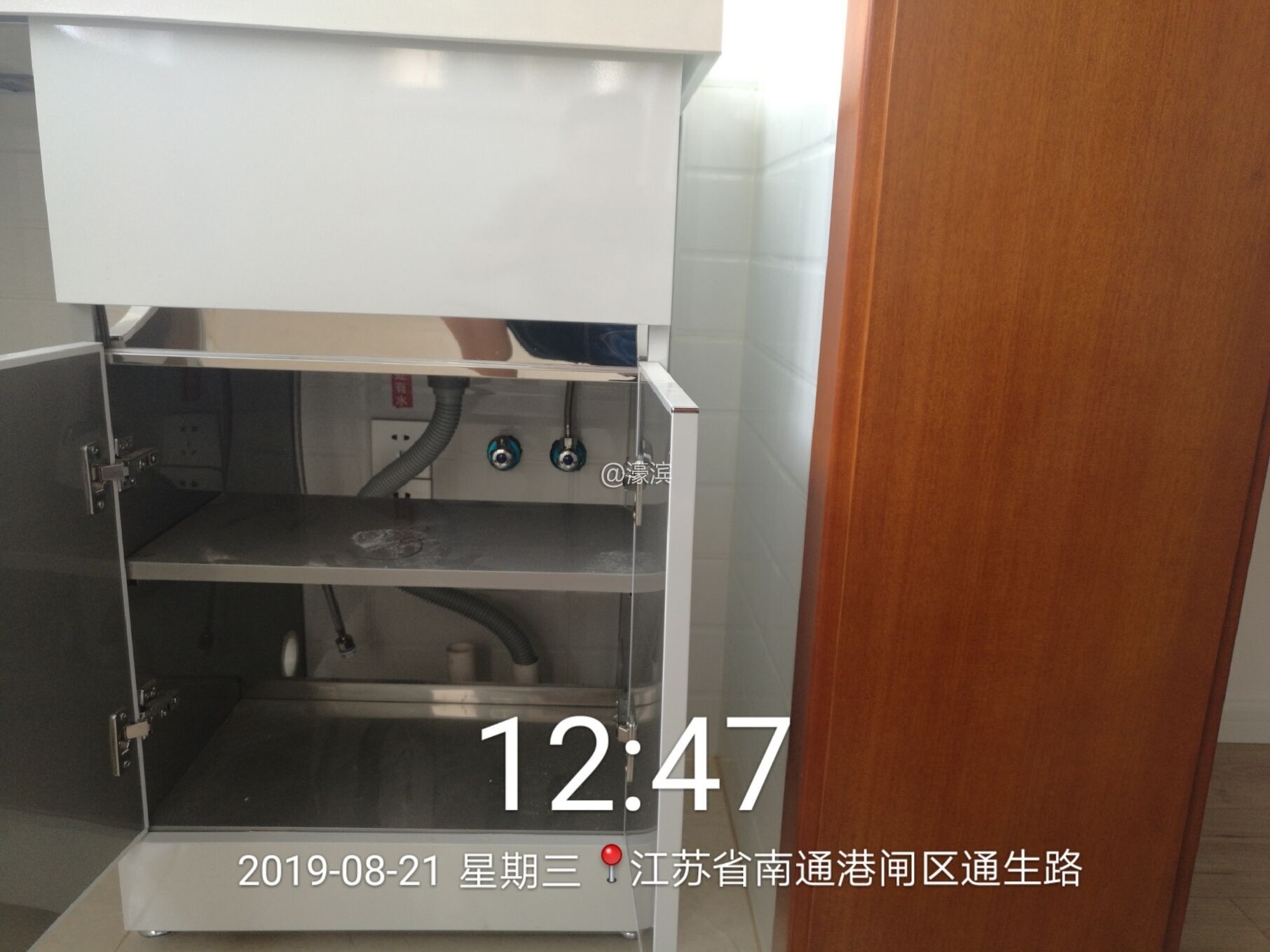 1305室阳台下水管道