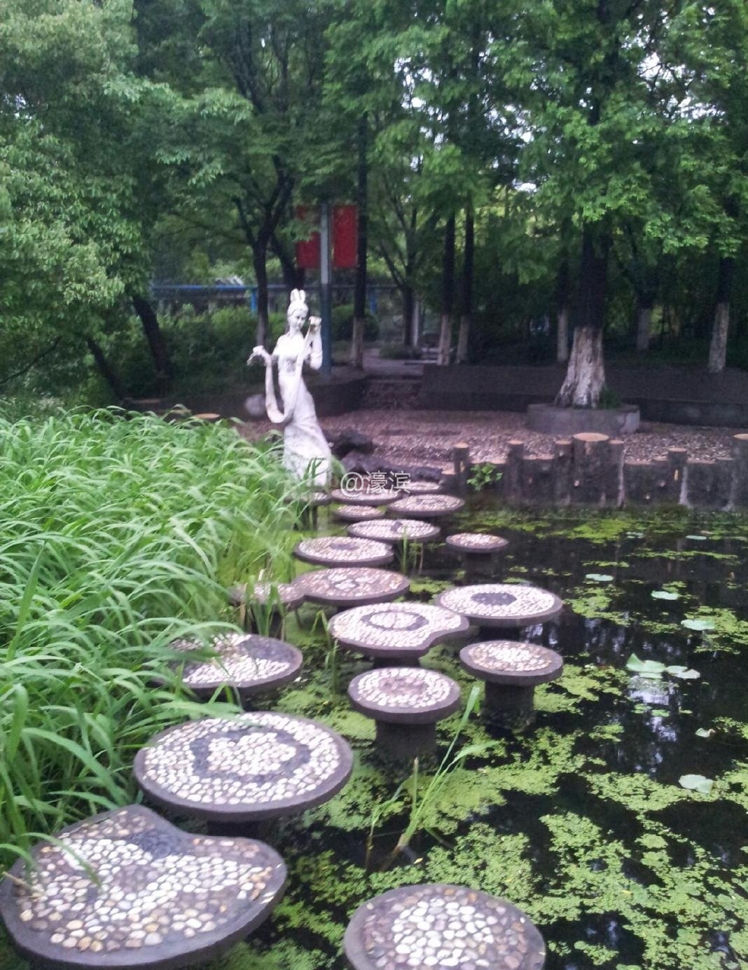 小时候要紧紧抓着大人的手才敢一小步一小步的过河