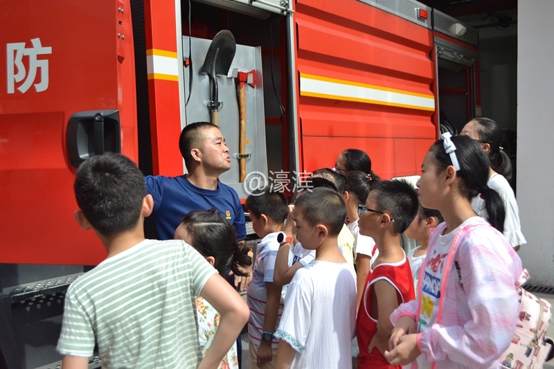 弘运社区：慰问消防官兵 学习消防知识1_副本.jpg