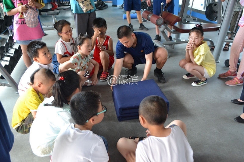 弘运社区：慰问消防官兵 学习消防知识2_副本.jpg