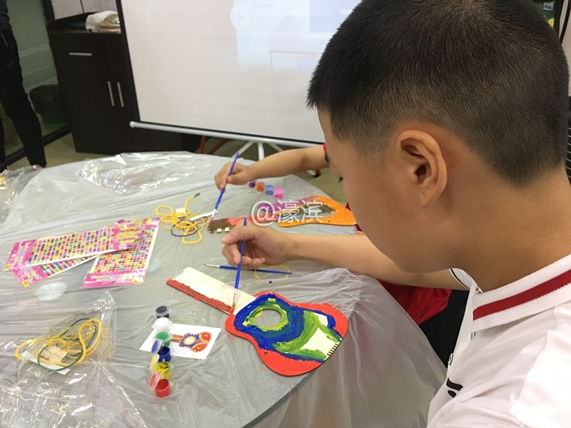 弘运社区：手工填色 打造专属“吉他”2_副本.jpg