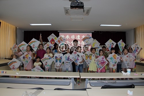 离退休老干部杨海鑫开展“传承非遗文化  放飞中国梦想”风筝制作活动.jpg