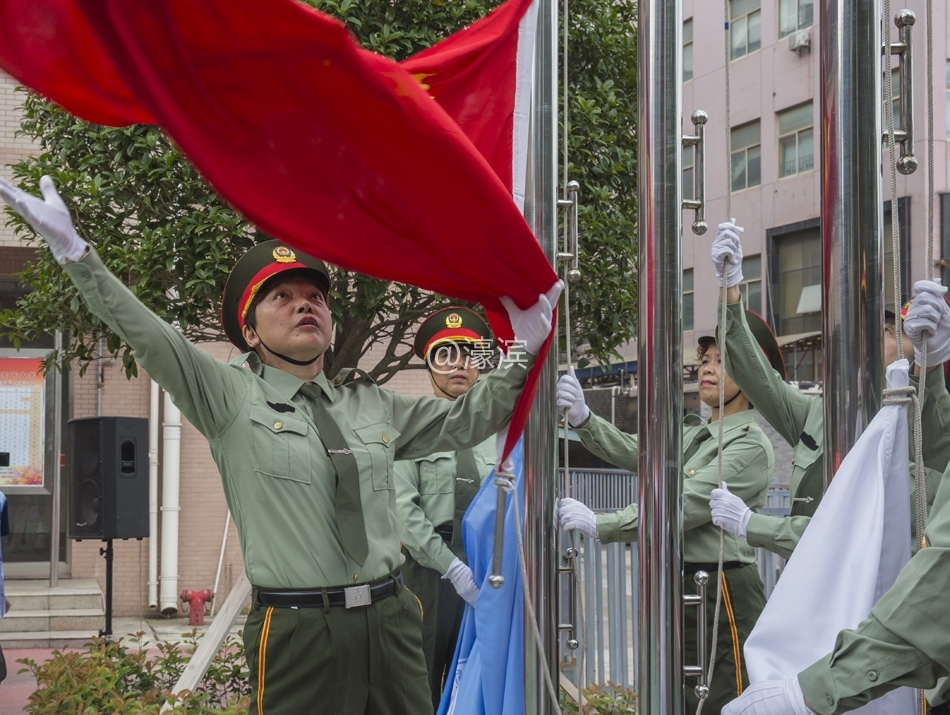 南通市老年大学举行盛大升国旗仪式    (2).jpg