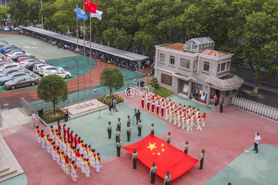 南通市老年大学举行盛大升国旗仪式    (1).jpg