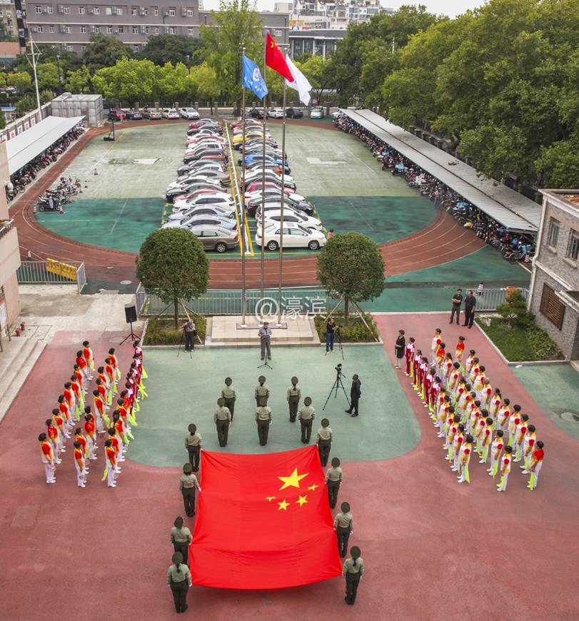 南通市老年大学举行盛大升国旗仪式    (6).jpg