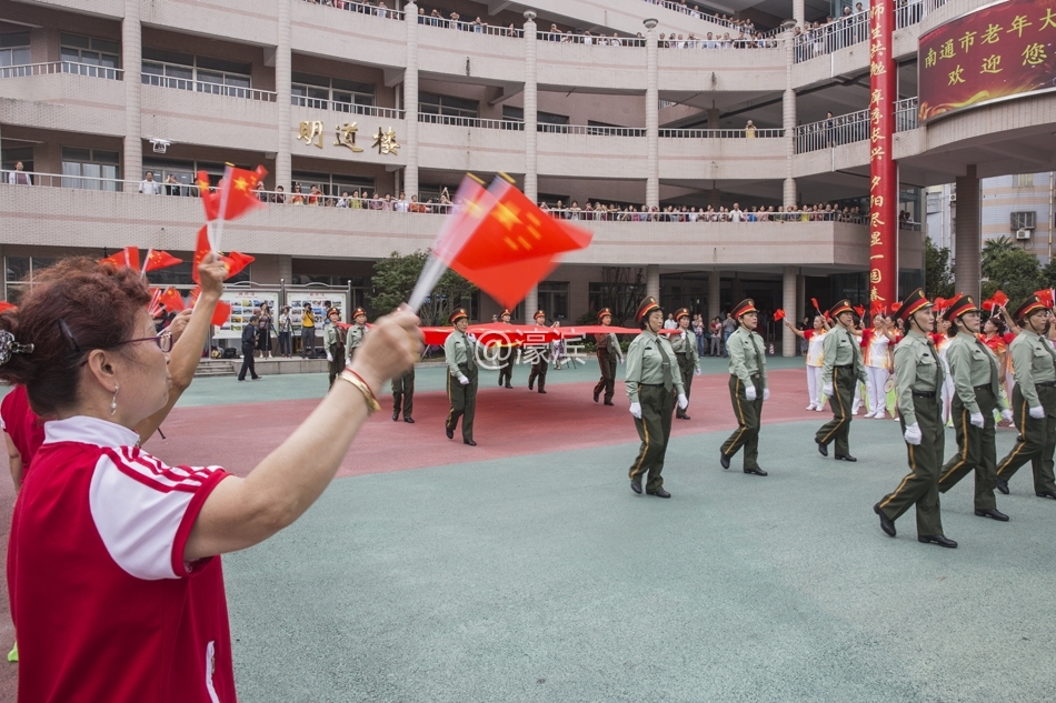 南通市老年大学举行盛大升国旗仪式    (5).jpg