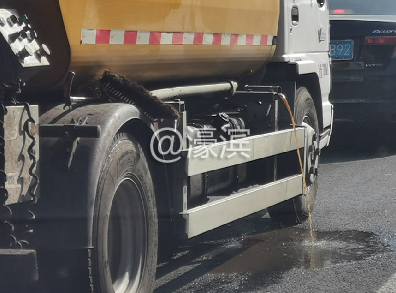 等红绿灯泔水一地