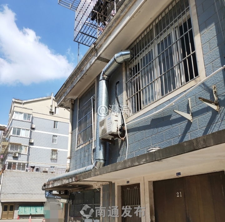 排烟管道从车库直上二楼，紧贴二楼住户