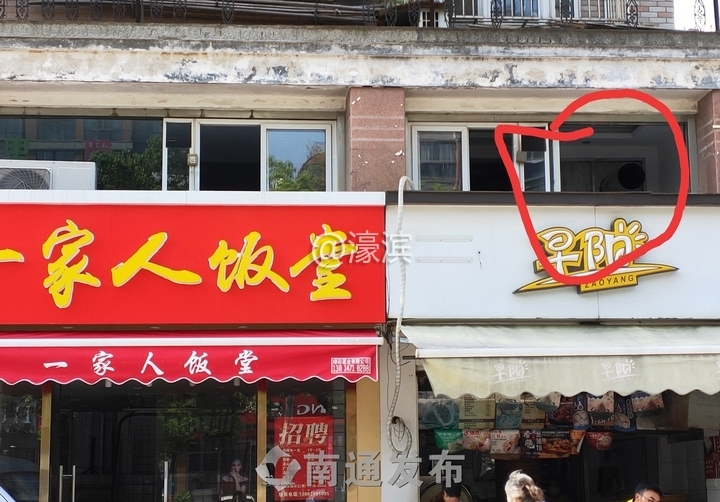 将排油烟设施自车库向上延伸至店铺隔层二楼，上面就是住户
