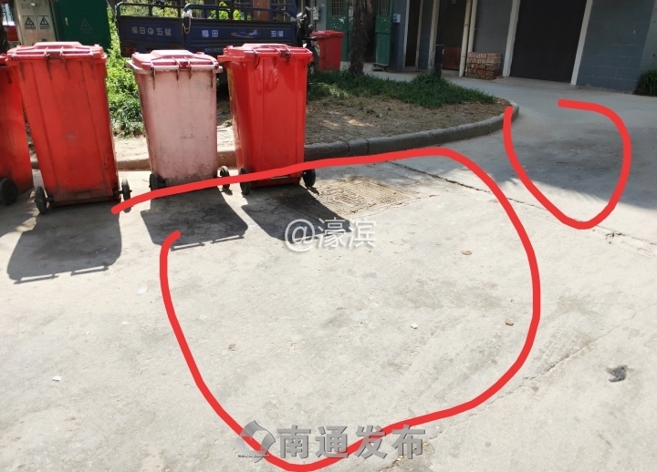 地面虽清理，但仍能清晰地看到明显污渍