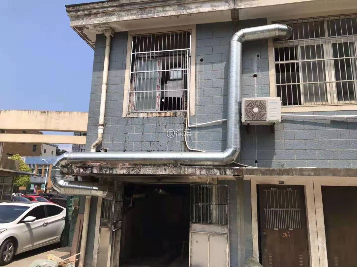 外部增设管道，破坏小区整体外观