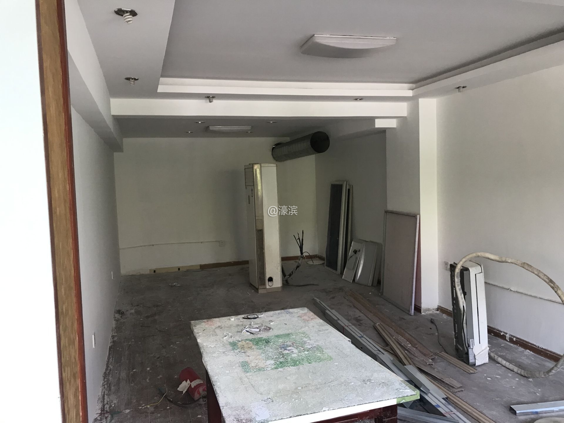 内部管道南北贯通，紧贴二楼居民住户1