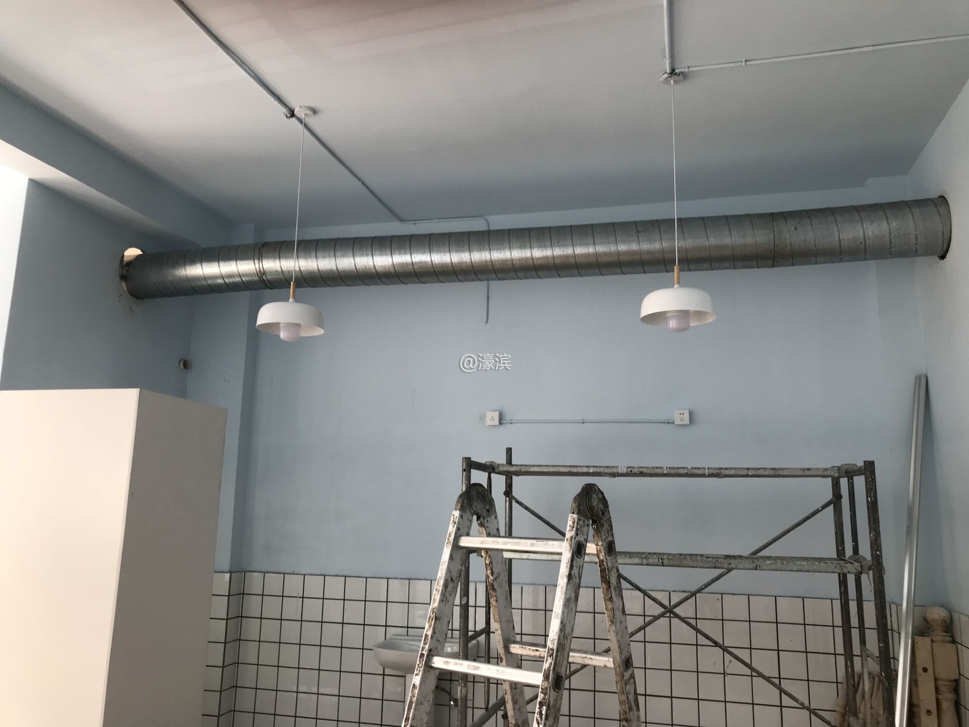 内部管道南北贯通，紧贴二楼居民住户2