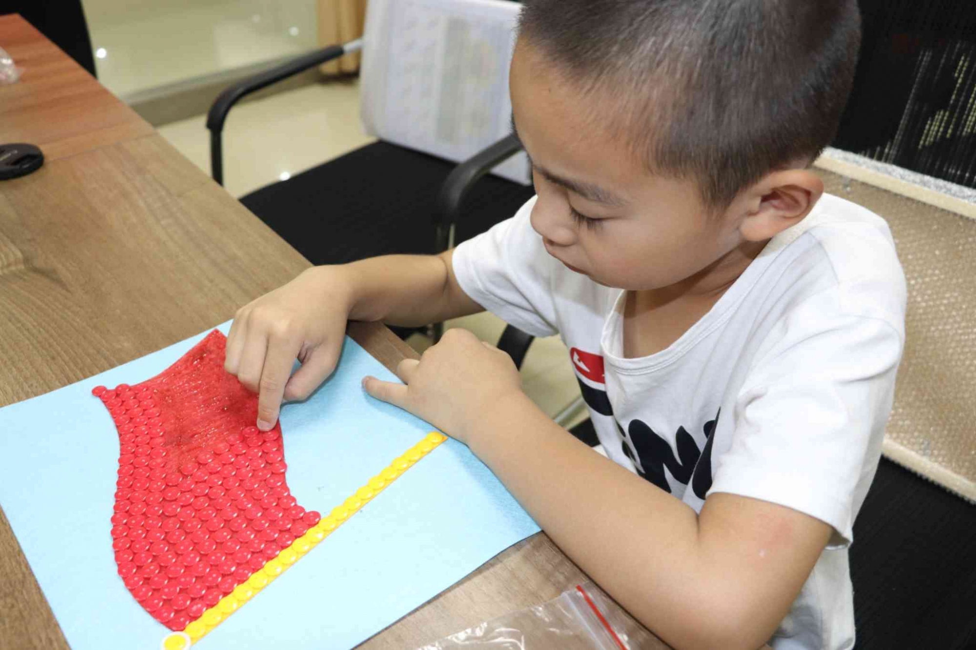 仁和社区开展“传承爱国精神 争做时代新人”为主题的迎国庆创意手工制作_看图王.jpg