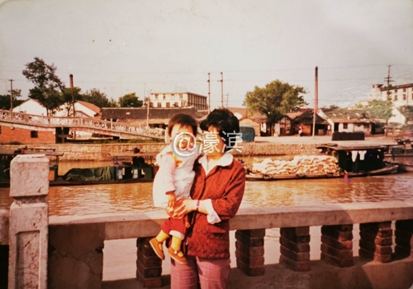 90年代初市民在步行桥桥畔留影.jpg