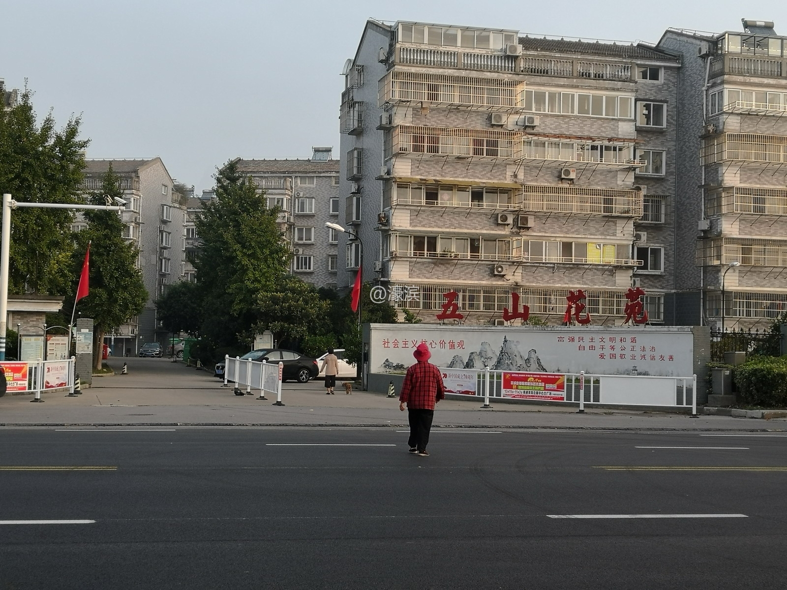 小区门口不画斑马线，隐患大