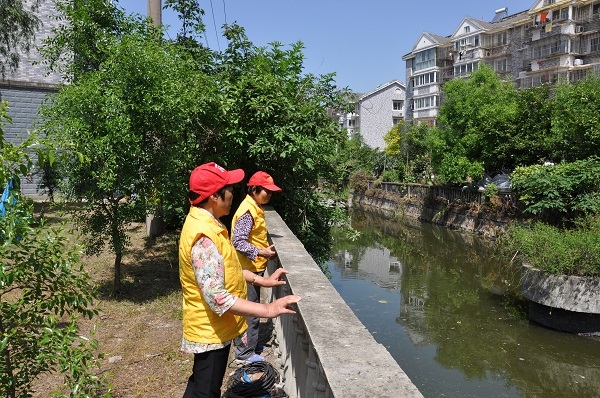 志愿者巡河.JPG