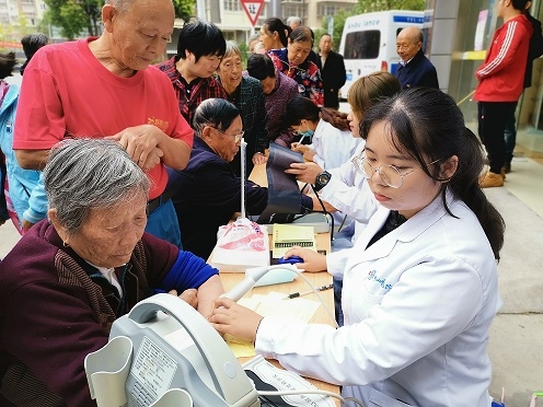 10月8日，南通中山骨科医院的工作人员来到丽都社区为辖区老人免费量血压、测骨密度，.jpg