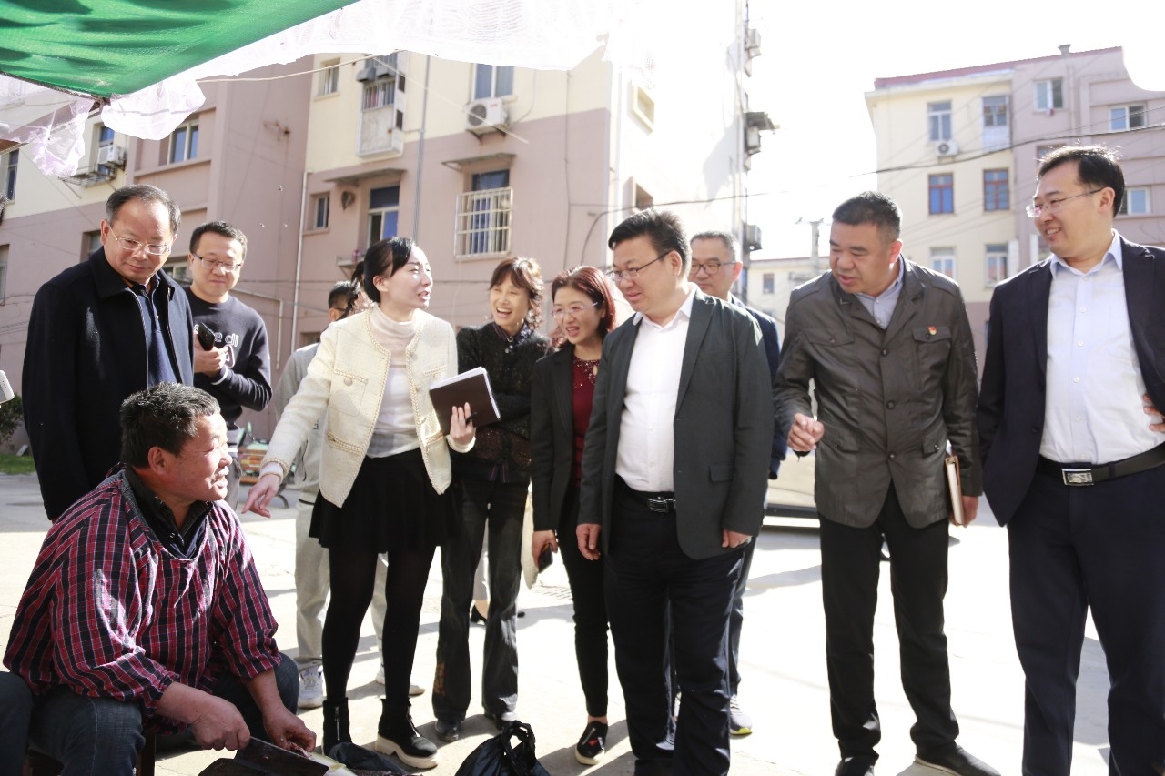 黄卫峰与小区居民交谈