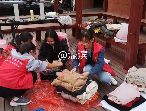暖冬计划捐赠冬衣 传播公益传递爱心.JPG