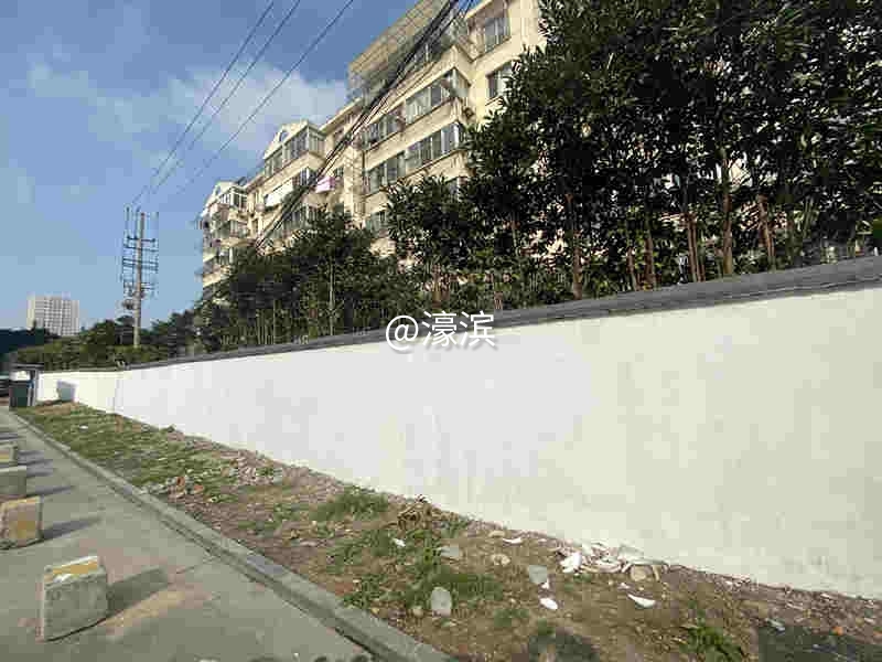 12、江东广场南侧围墙（持续改造中）_副本.jpg