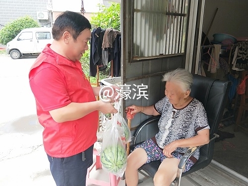 高秋陈小宝自掏腰包为车库老人送西瓜送清凉.jpg