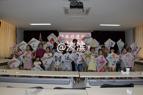 离退休老干部杨海鑫开展“传承非遗文化  放飞中国梦想”风筝制作活动.jpg