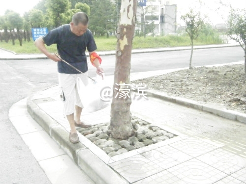 龚文明清理道路垃圾.jpg