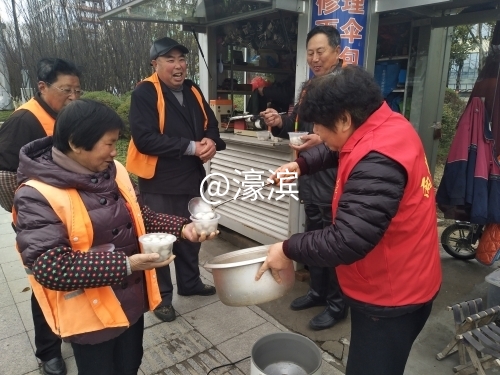 送汤圆给保洁员_conew1.jpg