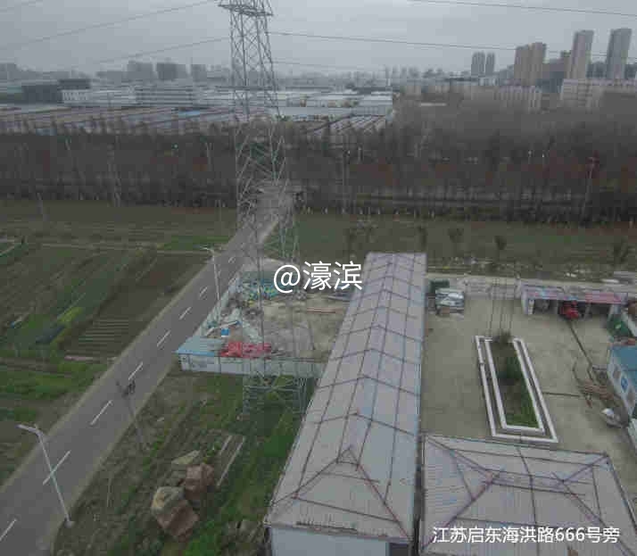 高压电站下的垃圾场