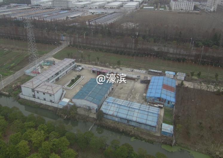 高压电站下的危房