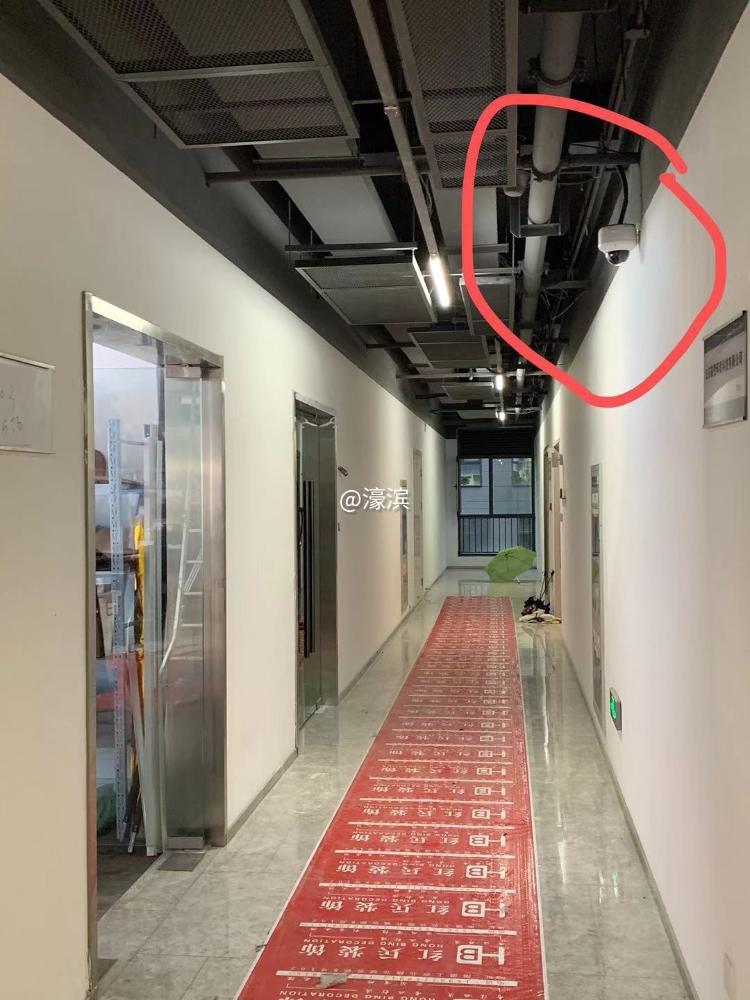 监控正对门内拍摄