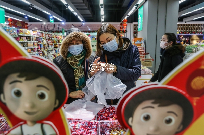 自觉戴口罩 超市购物忙 (1).jpg