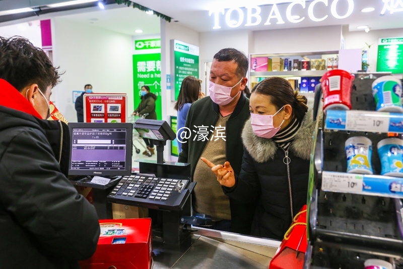 自觉戴口罩 超市购物忙 (2).jpg