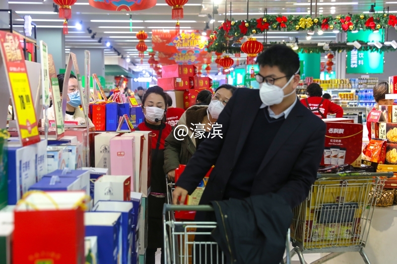 自觉戴口罩 超市购物忙 (3).jpg