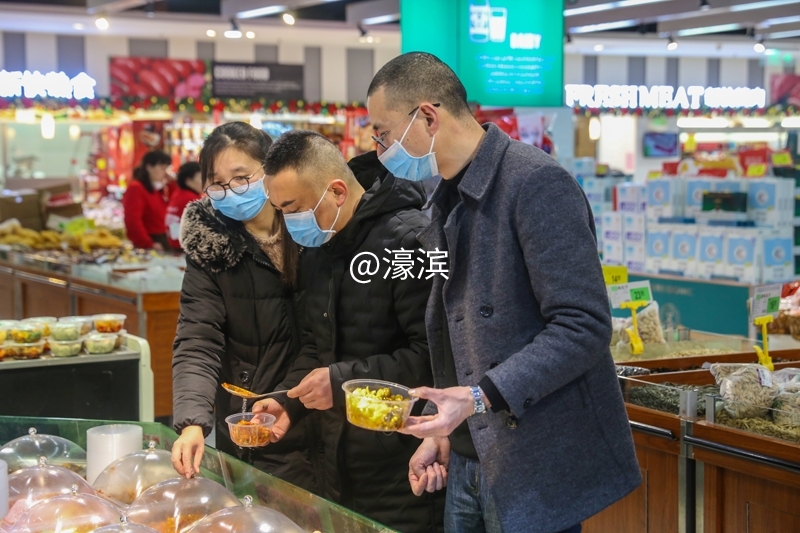 自觉戴口罩 超市购物忙 (4).jpg