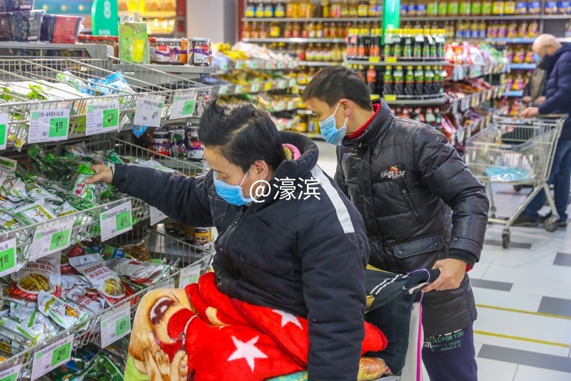 自觉戴口罩 超市购物忙 (5).jpg