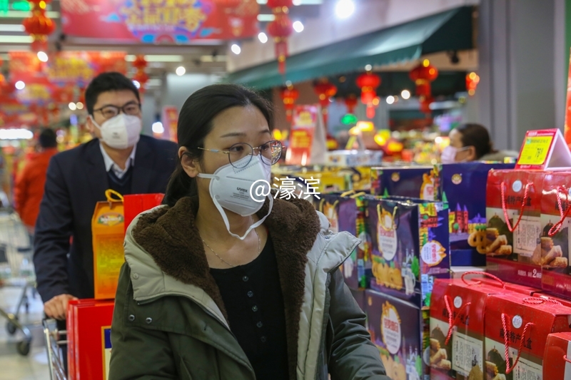 自觉戴口罩 超市购物忙 (6).jpg