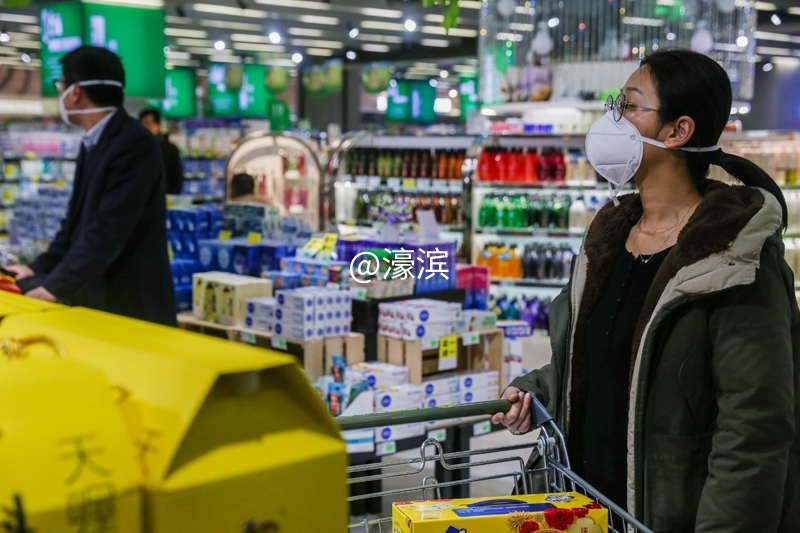 自觉戴口罩 超市购物忙 (8).jpg