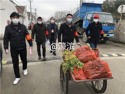 帮扶员，爱心助力。与居家隔离户定时对接送蔬菜，_副本.jpg