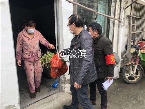 社区为居家隔离人员免费上门送蔬菜.jpg