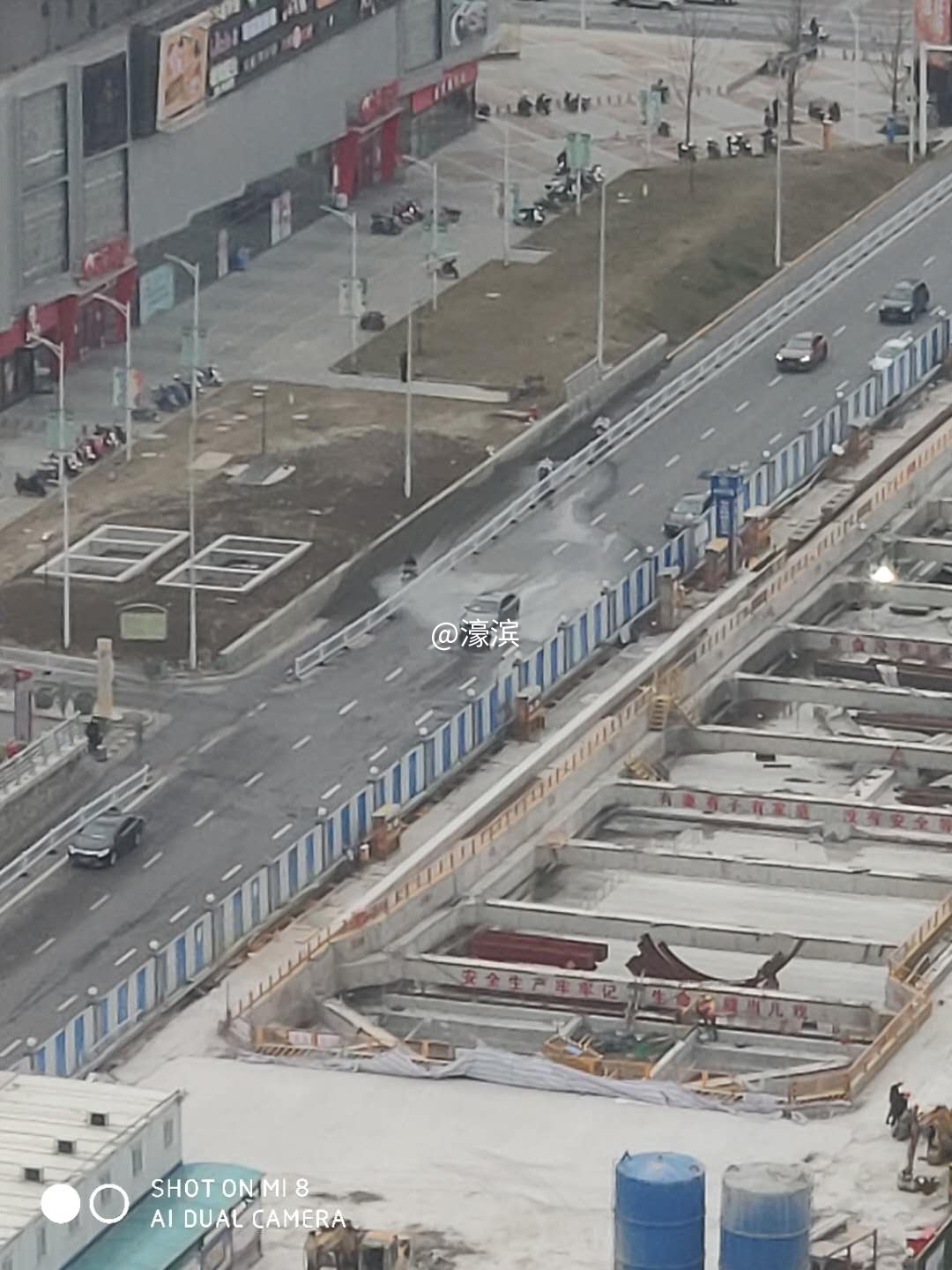 车辆泛舟，路人受害