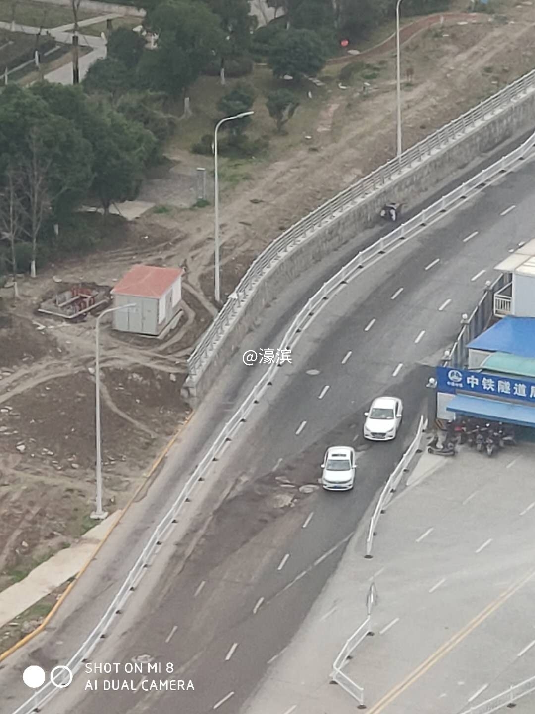 车辆避让坑洞险肇事故