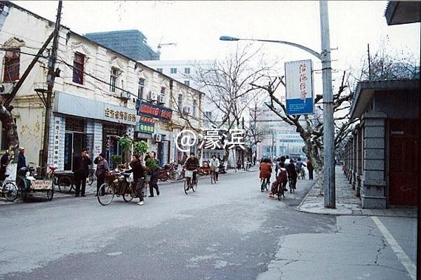 90年代桃坞路街头.jpg