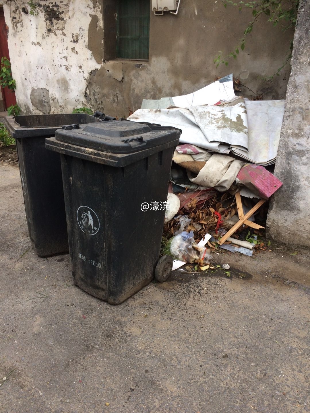 垃圾堆满地2.jpg